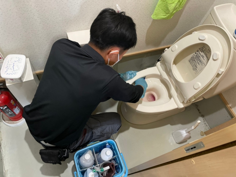 トイレ清掃中の様子